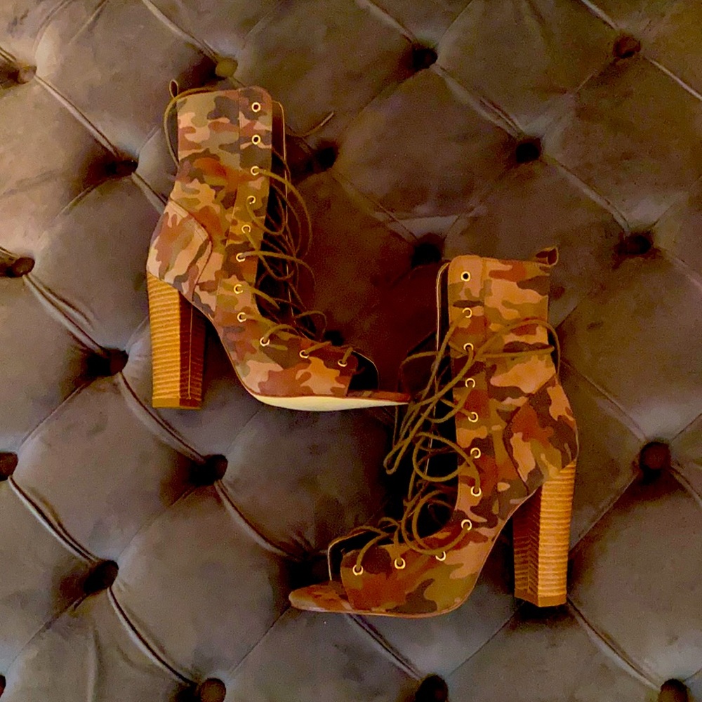Lilana FD29 Women Faux Suede Camo Block Heel Bootie